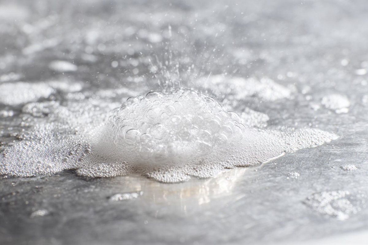Reinigung einer Edelstahlspüle mit Natron und Essig, effektives Hausmittel gegen Wasserflecken