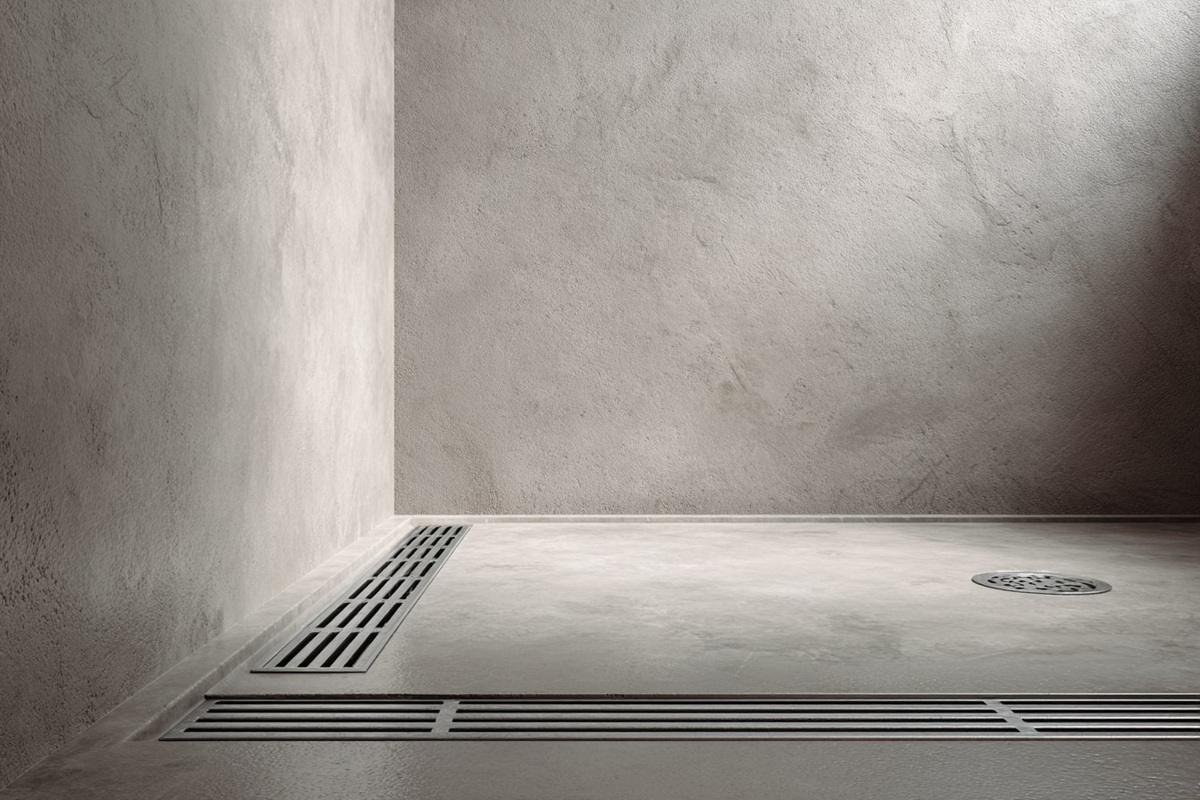 Fugenloser Duschboden aus Mikrozement in modernem Badezimmer.
