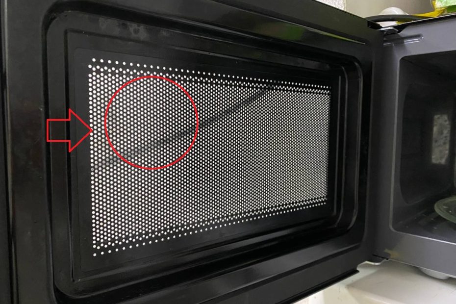 schwarze Punkte auf der Tür